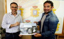 Iglesias y Mart�nez con el cartel anunciador de la prueba.