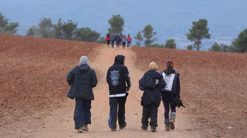 Jvenes asistentes a la fiesta en una camino de acceso