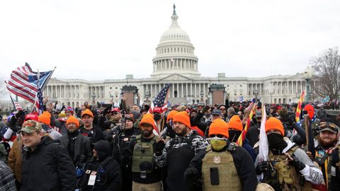 Un grupo de Proud Boys, frente al Capitolio el da del asalto