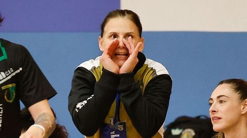 Ana Seabra, dirigiendo al Guard�s ante el Erice en la EHF European Cup la pasada jornada.