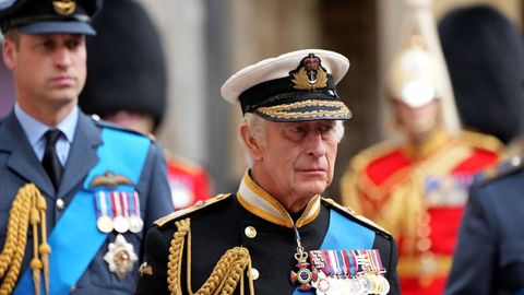 El rey Carlos III, el pasado lunes, acompaado por su hijo Guillermo, durante el funeral de Estado de la reina Isabel II