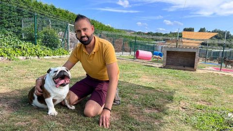 Marcos Arg�eso, de la residencia Coralita, con uno de sus hu�spedes: Killiam, un bulldog ingl�s