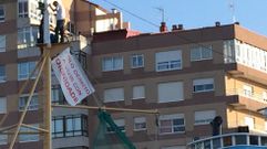 Dos activistas se encaraman en lo alto del mstil del barco Alfageme en Coia