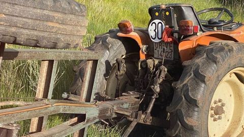 Imagen del tractor y remolque que volcó en Rebordondo, Cualedro, causando la muerte a su usuario.