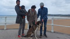 Adri�n Men�ndez, Noelia Ordieres y �lvaro Granda, de la candidatura de Convocatoria por Xix�n, junto a sus perros, Tontu y Caleya, en La Escalerona