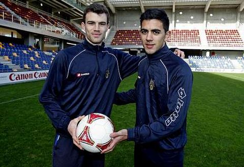 Yago V�zquez y Crist�bal Dom�nguez, ayer en Pasar�n, momentos antes del entrenamiento.
