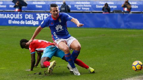 Saul Berjon Real Oviedo Carlos Tartiere Horizontal.Saul pelea por un balon frente al Lugo