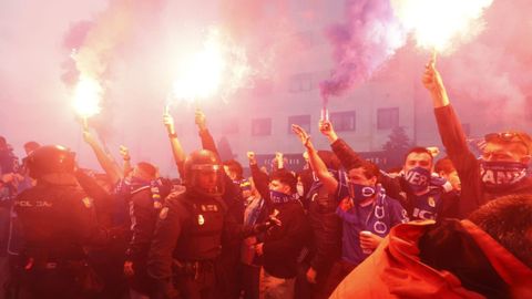 Recibimiento al Real Oviedo antes del partido de playoff contra el Eibar