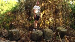 Javier Goyanes sobre un dos bloques de granito que forman o pasal no leito do r�o Carabelos