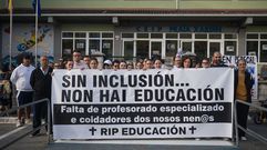 Concentración de los padres el colegio Praia Xardín de Boiro