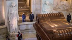 Macron y su mujer, ante el panten de Napolen