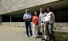 Miguel von Hafe, Carmen Fern�ndez Rivera, I�aki Mart�nez e Silvia Longueira no exterior do CGAC, en Santiago.