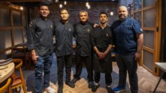 El chef del restaurante Magoya, Yuda Andretama (segundo por la izquierda), y el chef invitado, V�ctor Conus (derecha), acompa�ados por Mehra, C�sar y Otto, parte del equipo.