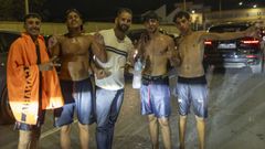 Varios de los migrantes que han conseguido cruzar en la noche de este jueves la frontera de forma irregular celebran su llegada a la Ciudad Aut�noma de Melilla