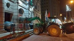 Ganaderos y agricultores bloquean las puertas de la Subdelegaci�n de Ourense dentro de su tractorada de protesta.