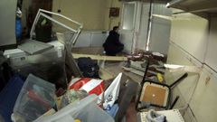 Un coche atraves� la pared de una vivienda en Cabo de Cruz, Boiro