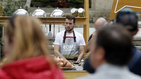 O p�blico puido seguir as evoluci�ns dos dous equipos tam�n nas pantallas colocadas xunto ao escenario da gravaci�n, na praza de Espa�a