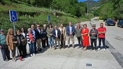 Un grupo de vecinos quisieron acompa&ntilde;ar a las autoridades durante la visita al nuevo aparcamiento.