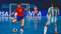 Ant�a P�rez golpea o bal�n no partido pola medalla de bronce ante Arxentina.