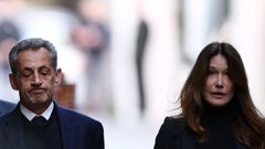 El expresidente francs Nicolas Sarkozy y su mujer, Carla Bruni, a la salida de su domicilio, de donde el poltico parti camino de la crcel de La Sant