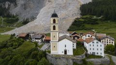 Una vista general muestra el desprendimiento de rocas en el pueblo de Brienz-Brinzauls (Suiza) el 16 de junio de 2023. 