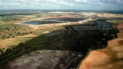Vista general de la zona afectada con las balsas de Minas de Aznalcollar causantes de la cat�strofe ecol�gica