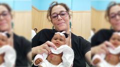 Rosa Pi�eiro, en un congreso en Asturias, con un mu�eco con ostom�a como la que tienen los pacientes