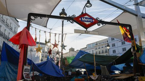 Boca de metro en la madrile�a puerta del Sol, donde a�n siguen los acampados