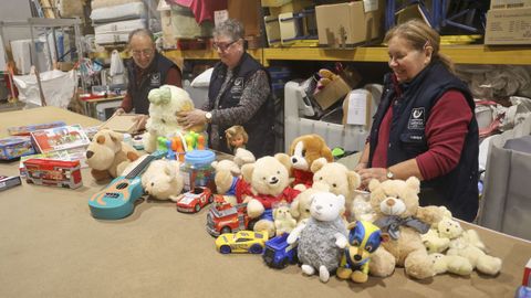 De izquierda a derecha, Rafa, �ngeles y Carmen, preparan los juguetes para la campa�a de Navidad.