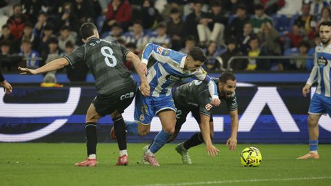 Yeremay regateando a Barri, durante el Dpor-Castelln celebrado en Riazor