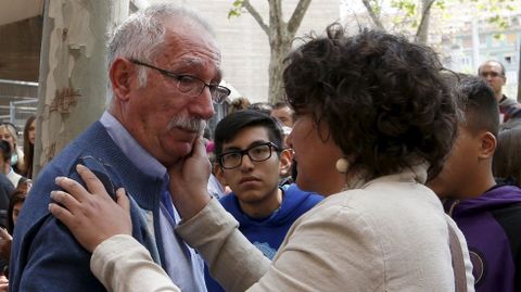 Un profesor es confortado por una mujer a la salida del instituto. 