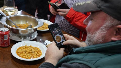 Los bares estuvieron repletos de gente desde la hora del verm�