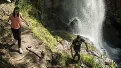Visitantes al pie de la cascada de Augaca�da, en una imagen de archivo