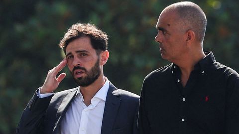 Bernardo Silva, compañero del equipo nacional, a su llegada al funeral