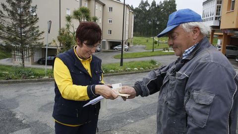 La cartera Rosa Alonso cobrando en Ro Covo (Cervo) un recibo a Constantino Murados, de Foz