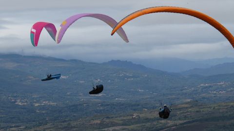 Campeonato de parapente en la sierra de Larouco