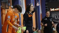 Bel�n Feal da instrucciones frente al Poio, con Macarena e Irene a punto de ingresar en la cancha.