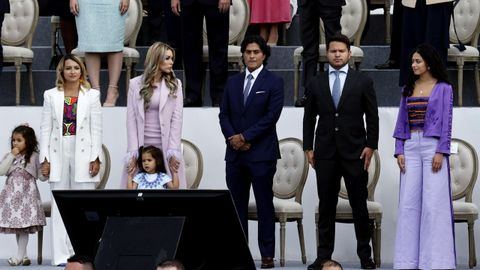 Nicol�s Petro Burgos, junto a su entonces esposa Day V�squez (segunda por la izquierda) en la investidura del presidente Gustavo Petro, el 7 de agosto del 2022.