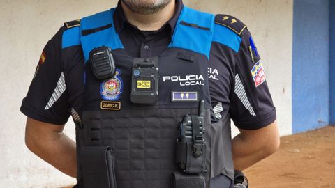 Un agente de la Polic�a Local de Avil�s con la nueva c�mara personal