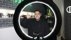 Carlos Cachii en su nuevo estudio de tatuajes en Ourense