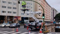 Un t�cnico municipal reparando el sem�foro afectado en la avenida Barri� de la Maza de A Coru�a