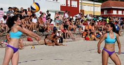 Los aficionados que se acercaron hasta la playa dumbriesa propiciaron un ambiente perfecto para el campeonato. 