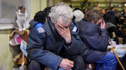 Un hombre espera sentado en un refugio de Bajmut (Donetsk).