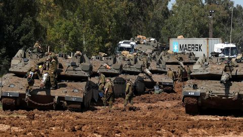Soldados israel�es montan guardia junto a carros de combate cerca de la Franja de Gaza