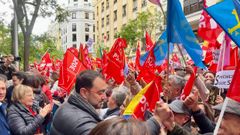 Adri�n Barb�n saludando a manifestantes asturianos en la puerta de Ferraz.