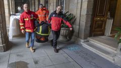 Bomberos comarcales desmontando el campamento que ten�an en el Obradoiro