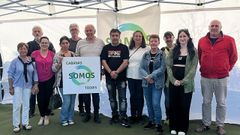 P�rez Sardi�a, sexto por la izquierda, con el resto del equipo de Candidaturas Veci�ais, durante la campa�a