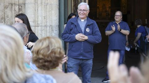El párroco fue recibido con aplausos y abrazos a la salida de la misa, el domingo en la iglesia de Santiago, en Pontedeume