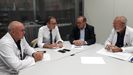 El consejero de Salud, Pablo Fernández Muñiz, reunido en el HUCA con el gerente del área IV, Luis Hevia, el director general de Salud Pública, Antonio Molejón, y el jefe del Servicio de Microbiología, Fernando Vázquez, para recibir información sobre el caso