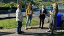 La candidata popular a la alcald�a de Gij�n, �ngela Pumariega, reunida junto a la direcci�n del�Colegio P�blico Pinzales durante su visita al centro